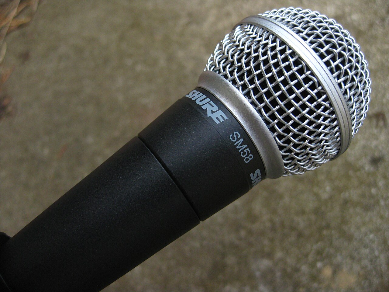 SHURE SM58の球形メッシュグリルとロゴを大きく写した実機写真