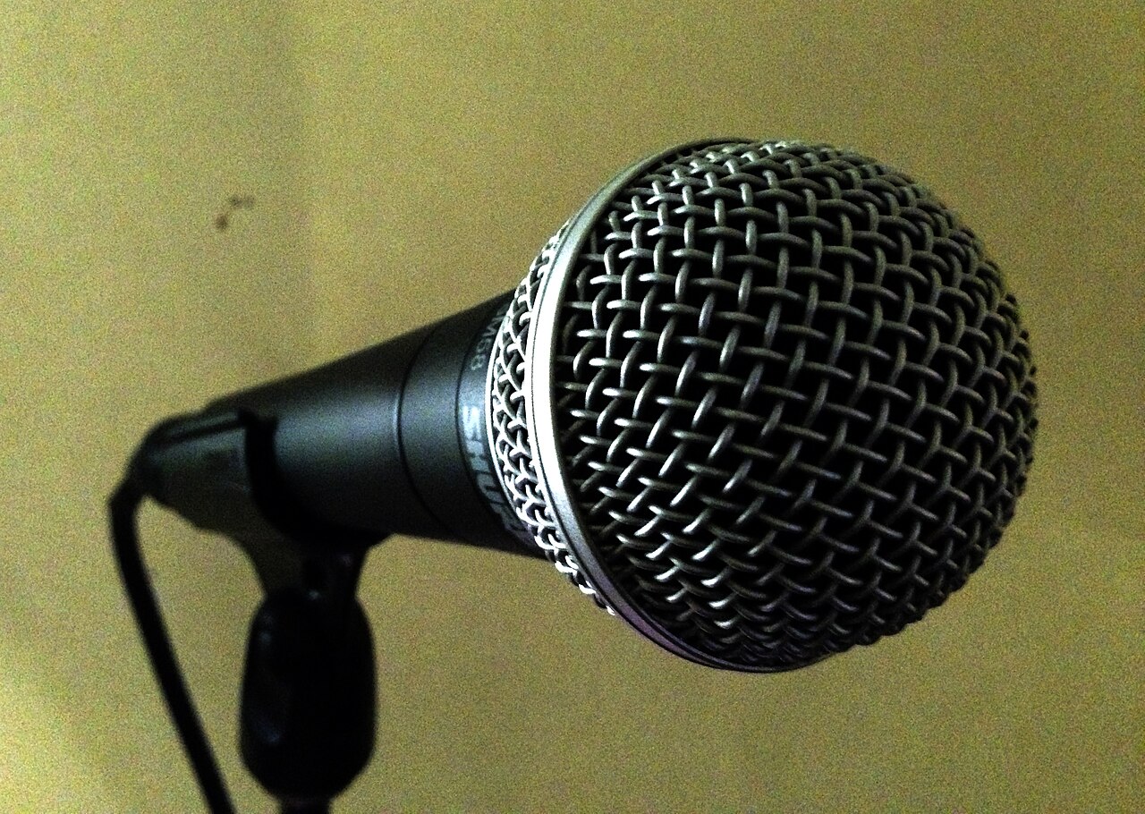 マイクスタンドに取り付けたSHURE SM58の実機と球形グリル