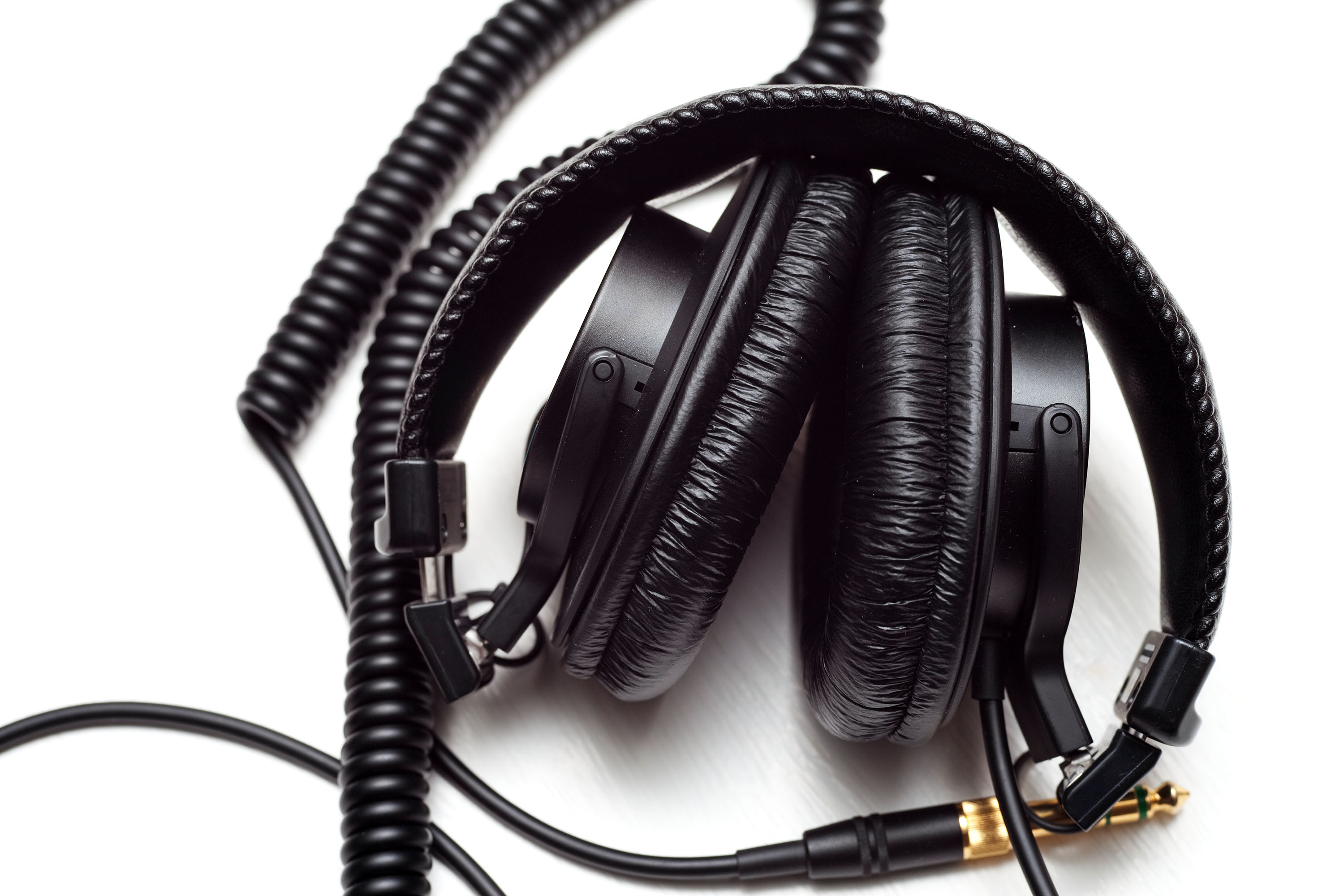 折りたたんだSONY MDR-7506ヘッドホンの実物写真