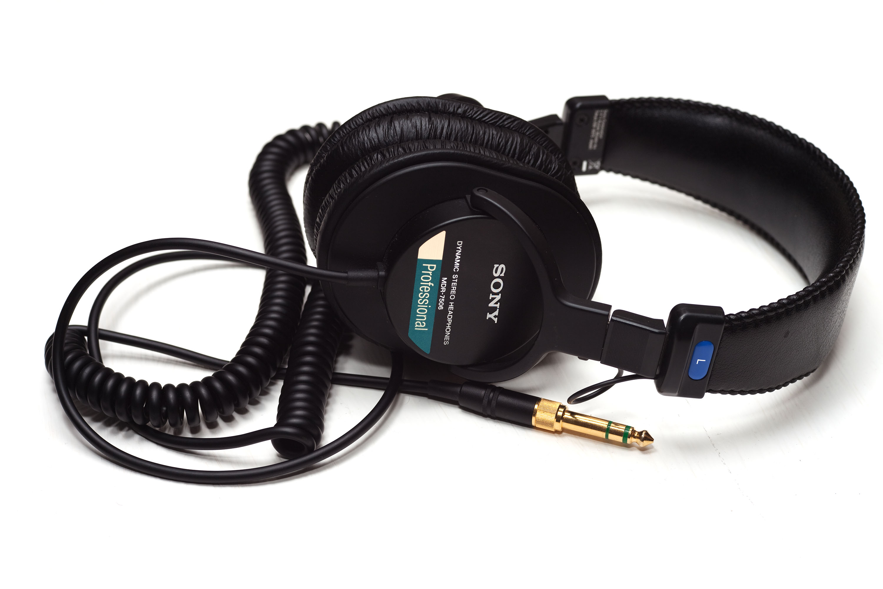 SONY MDR-7506のイヤーカップ、カールコード、2ウェイプラグを写した実物写真