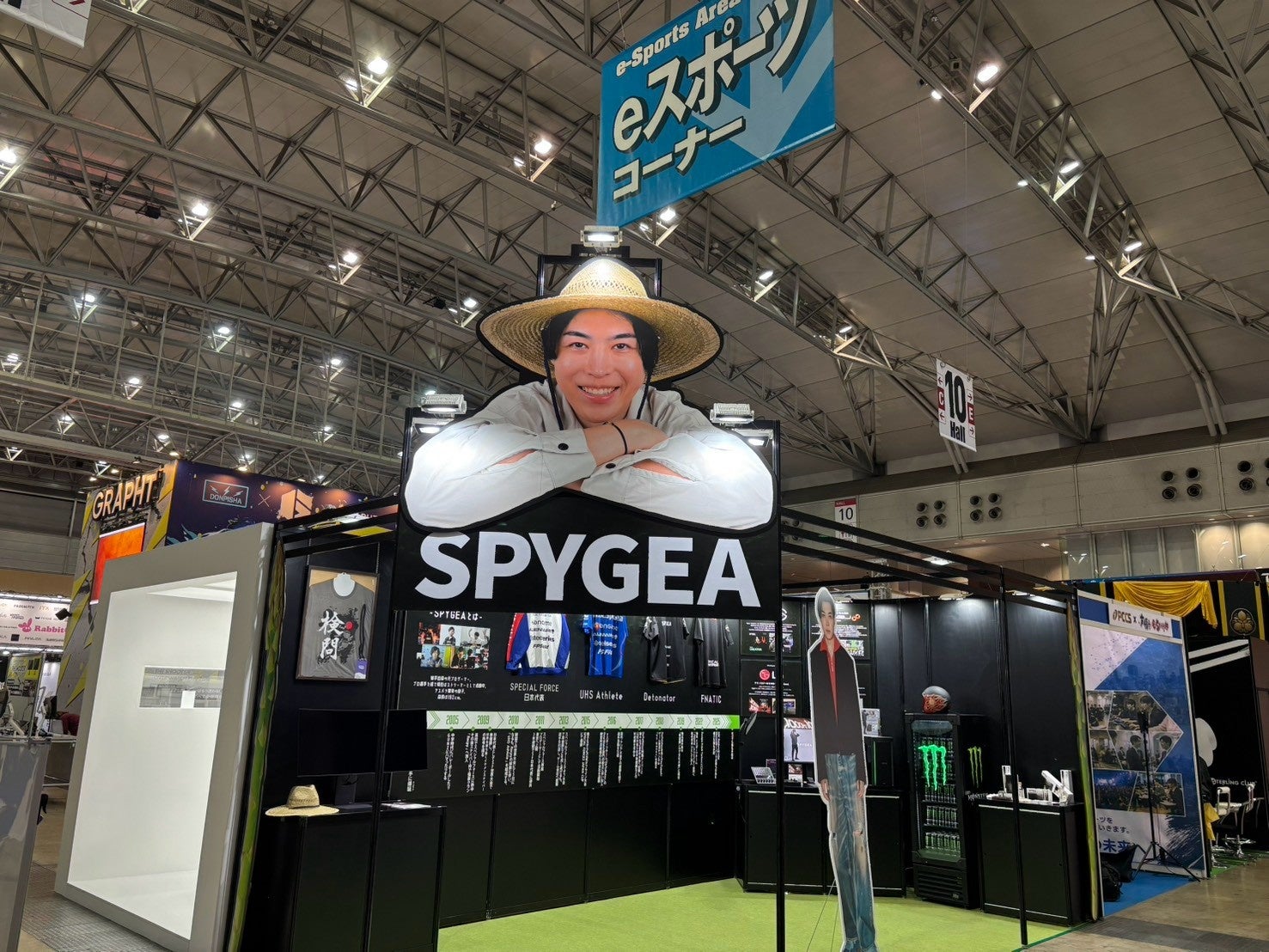 SPYGEAのブース。活動年表、ユニフォーム、大型看板などが写っている。