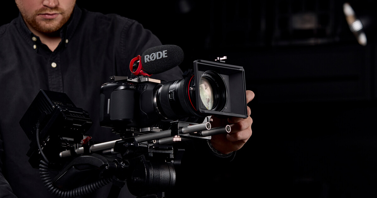 カメラリグの上にVideoMicro IIを取り付けたメーカーの使用例。 写真：RØDE。