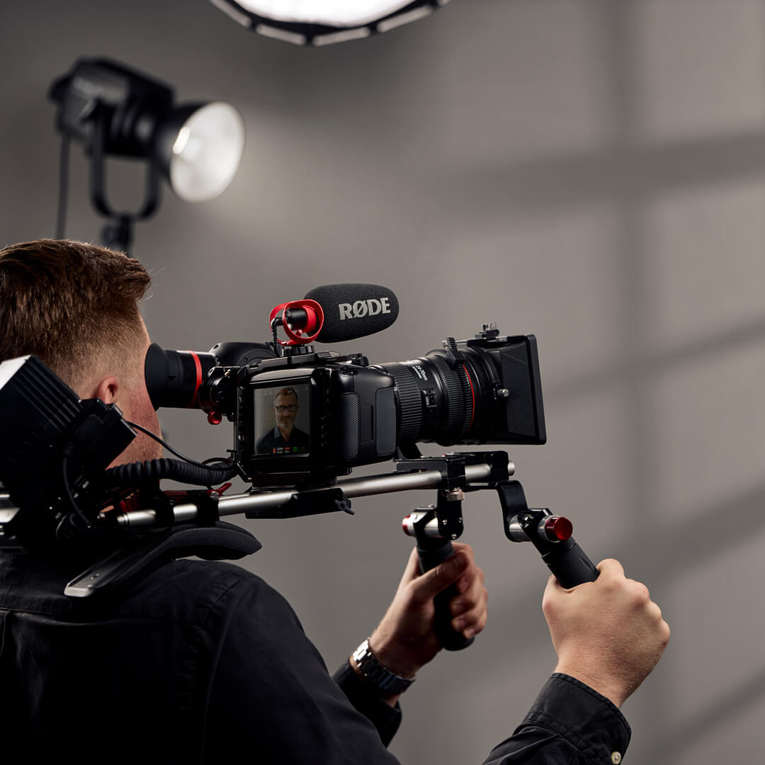 肩載せリグの上にマイクを載せたメーカーの使用例。 写真：RØDE。