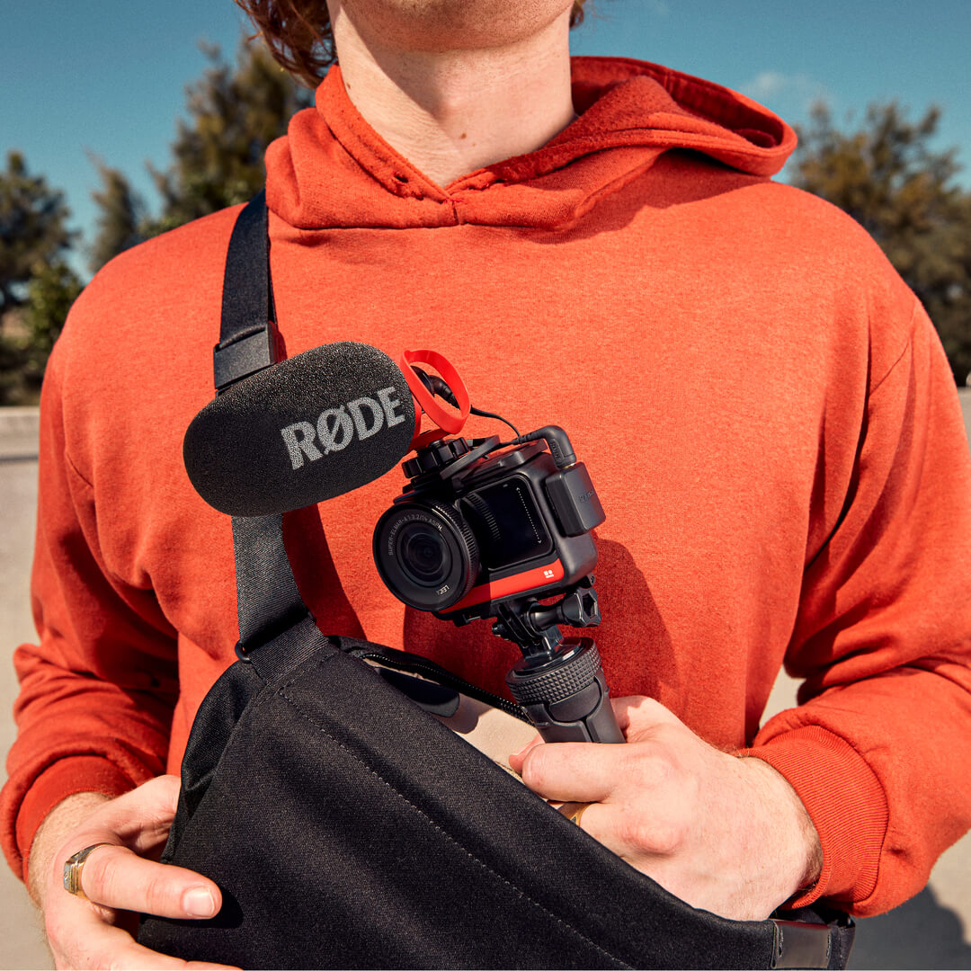 小型カメラの手持ちリグにフォーム風防付きのマイクを載せたメーカー写真。 写真：RØDE。