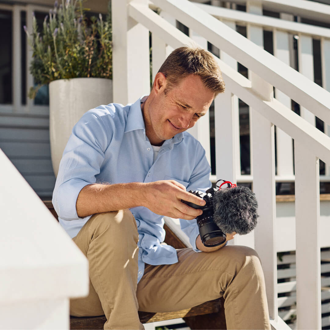 ファー風防を付けて屋外で使うメーカーの使用例。 写真：RØDE。