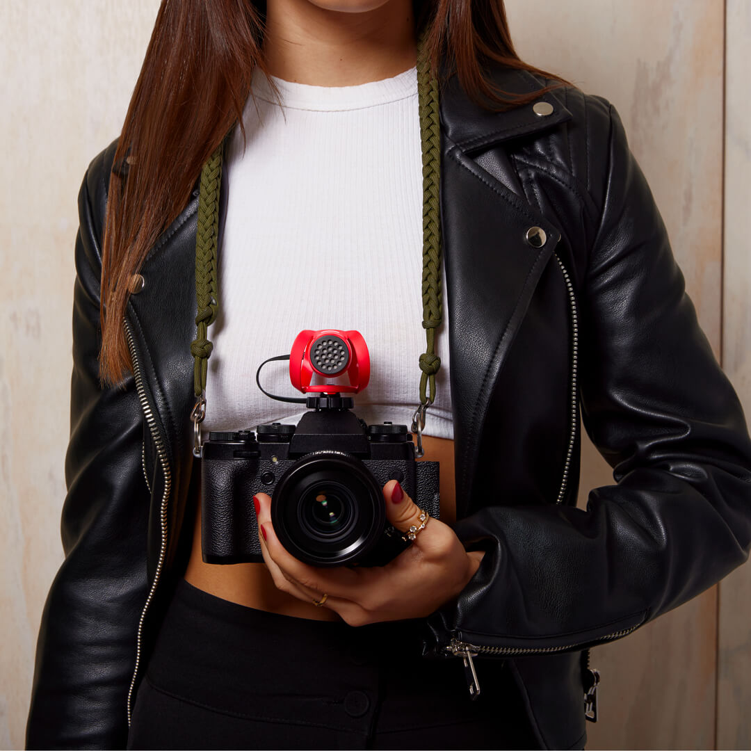 風防を外したVideoMicro IIをカメラへ付けたメーカーの使用例。 写真：RØDE。